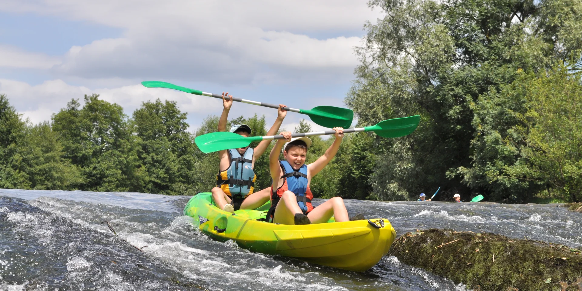 Des enfants font du canoë-kayak sur l'Ognon. Ils sont en train de faire une descente - Vallée de l'Ognon