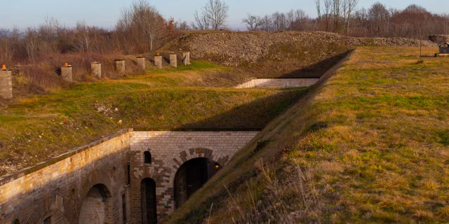 Fort du Mont Vaudois sous un ciel bleu - Vosges du Sud