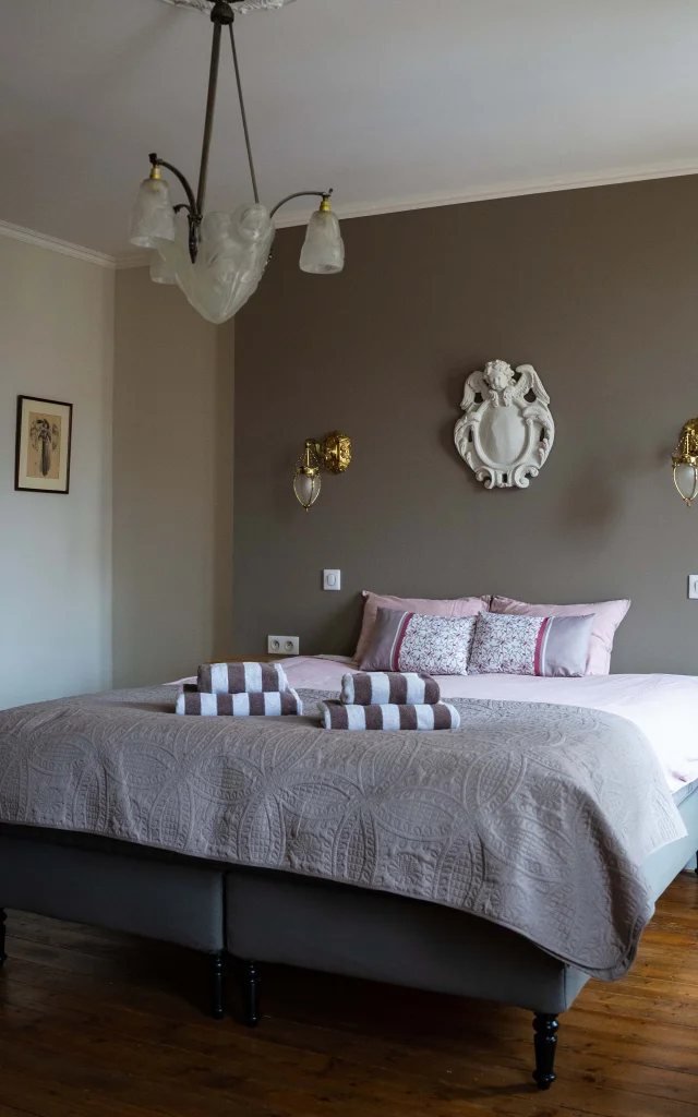 Une chambre deux personnes joliment décorée - Chambre d'hôte Le Vieux Presbytère à Confracourt - Vesoul-Val de Saône