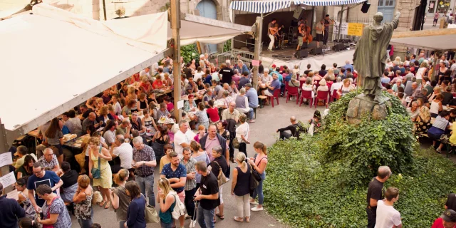 Le public écoute un concert du festival les Pluralies à Luxeuil-les-Bains - Vosges du Sud