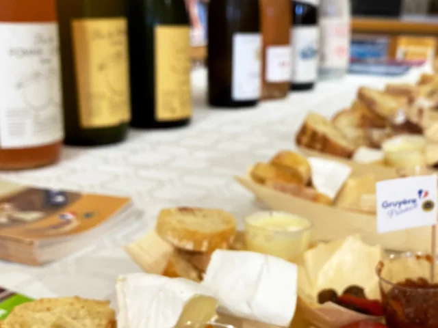 Assiette de dégustation de produits locaux comprenant du Gruyère de France, de la cancoillotte et divers tartinables, servis lors des rendez-vous du terroir - Haute-Saône