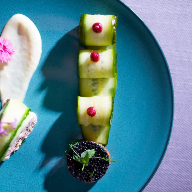 Assiette bleue avec une entrée au concombre - Luxeuil-les-bains - Vosges du Sud