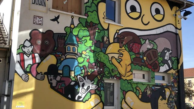 Œuvre de street art très colorée sur une façade de maison - Parcours urbain Lure - Vosges du Sud