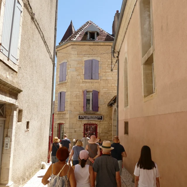 Un groupe participe à une visite du patrimoine animée par une guide conférencière - Vesoul - Val de Saône