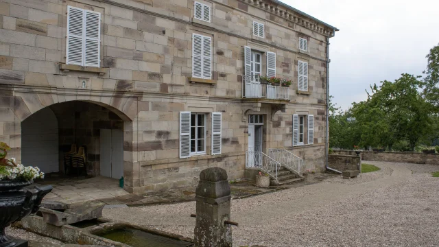 Vue sur la maison de maître qui est devenu l'Écomusée du Pays de la Cerise de Fougerolles - Vosges du Sud