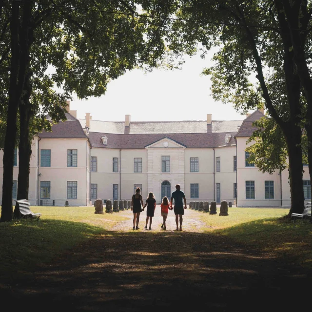 Une famille est dans l'allée du château de Ray-sur-Saône - Vesoul - Val de Saône