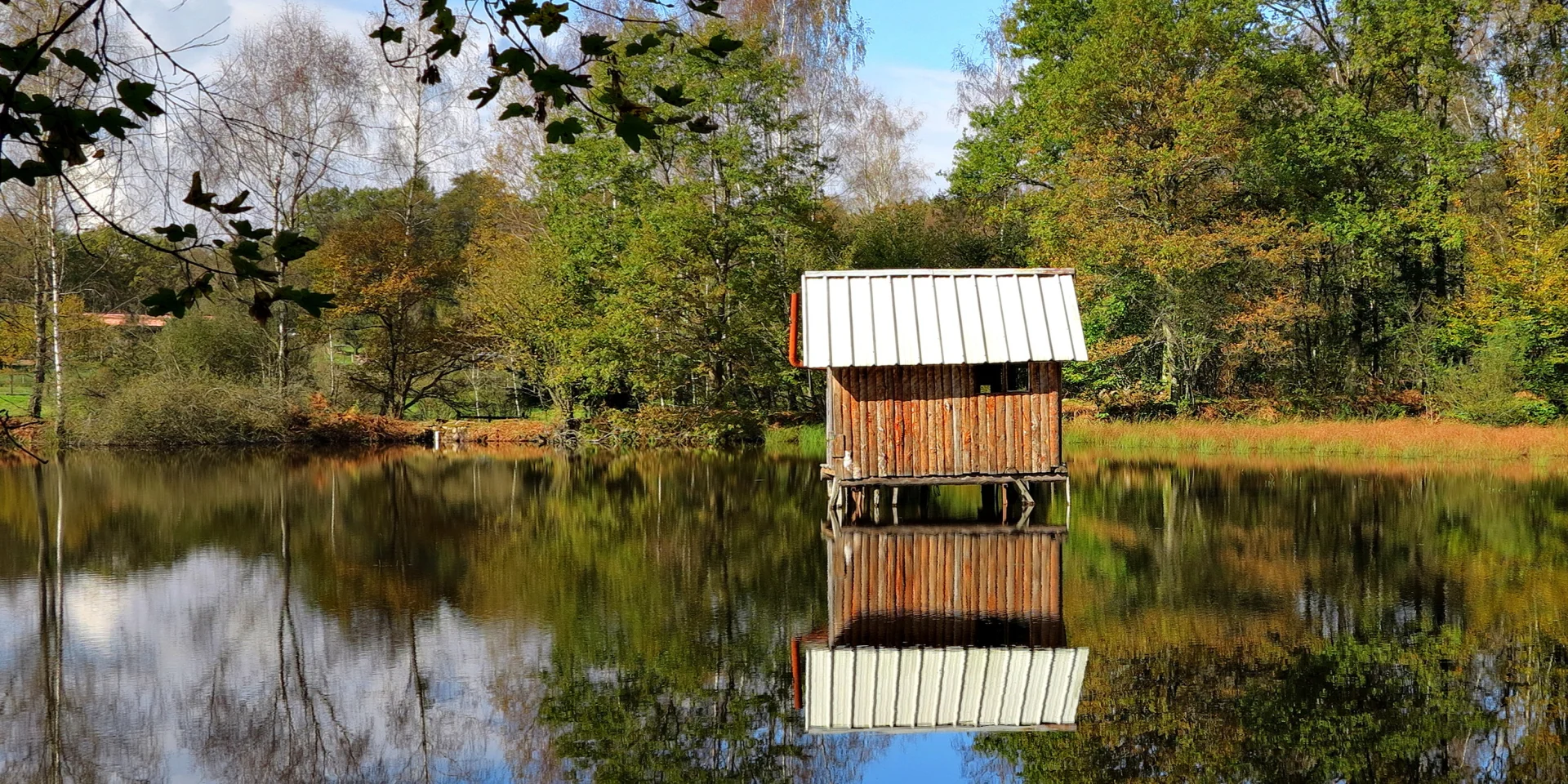 Une cabane sur pilotis trône au milieu d'un étang à Ecromagny - Plateau des 1000 Etangs, Vosges du Sud