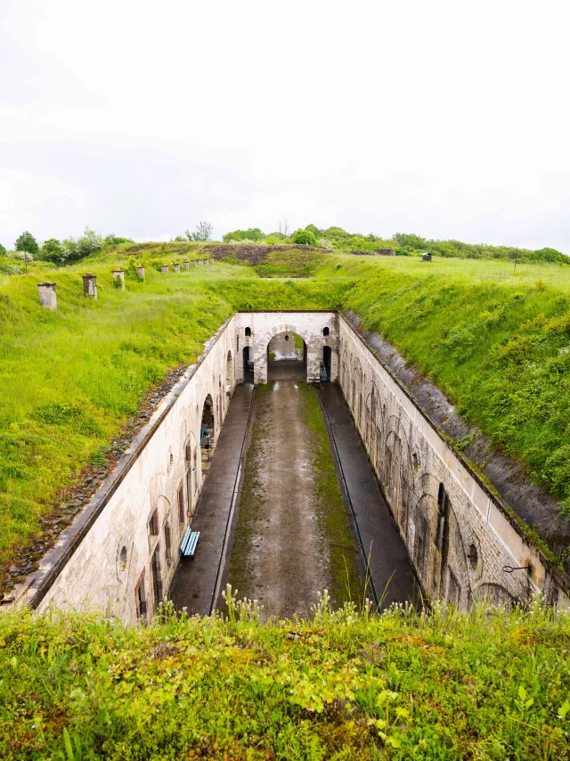 Cour centrale extérieure du Fort du mont-Vaudois - Ceinture fortifiée - proche d'Héricourt - Vosges du Sud