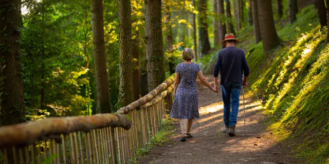 Un couple se balade sur les sentiers du Parc à l'Anglaise La Cude - Vosges du Sud
