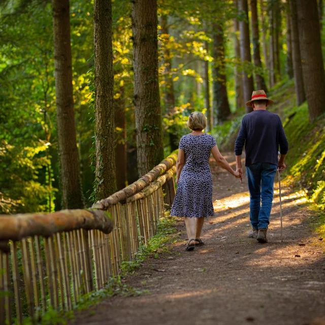 Un couple se balade sur les sentiers du Parc à l'Anglaise La Cude - Vosges du Sud