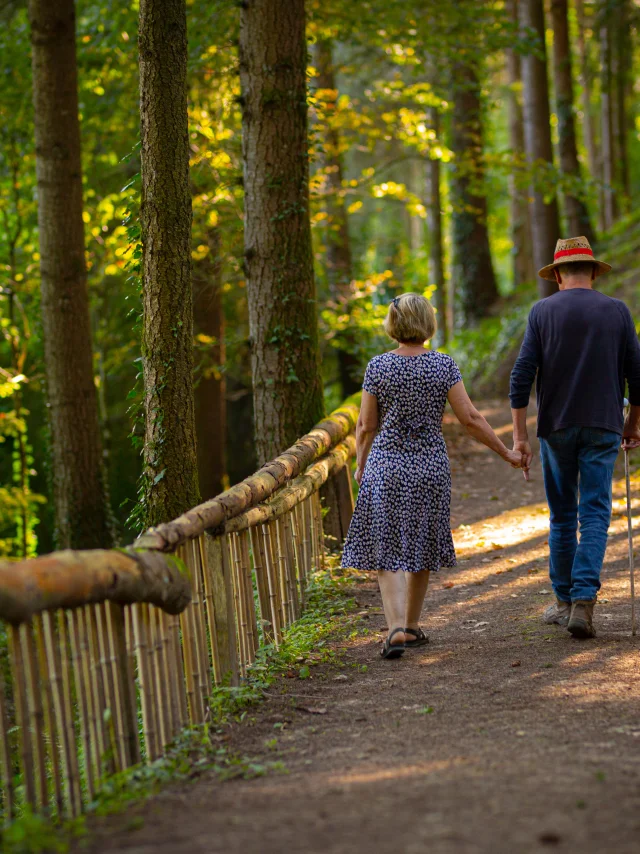 Un couple se balade sur les sentiers du Parc à l'Anglaise La Cude - Vosges du Sud