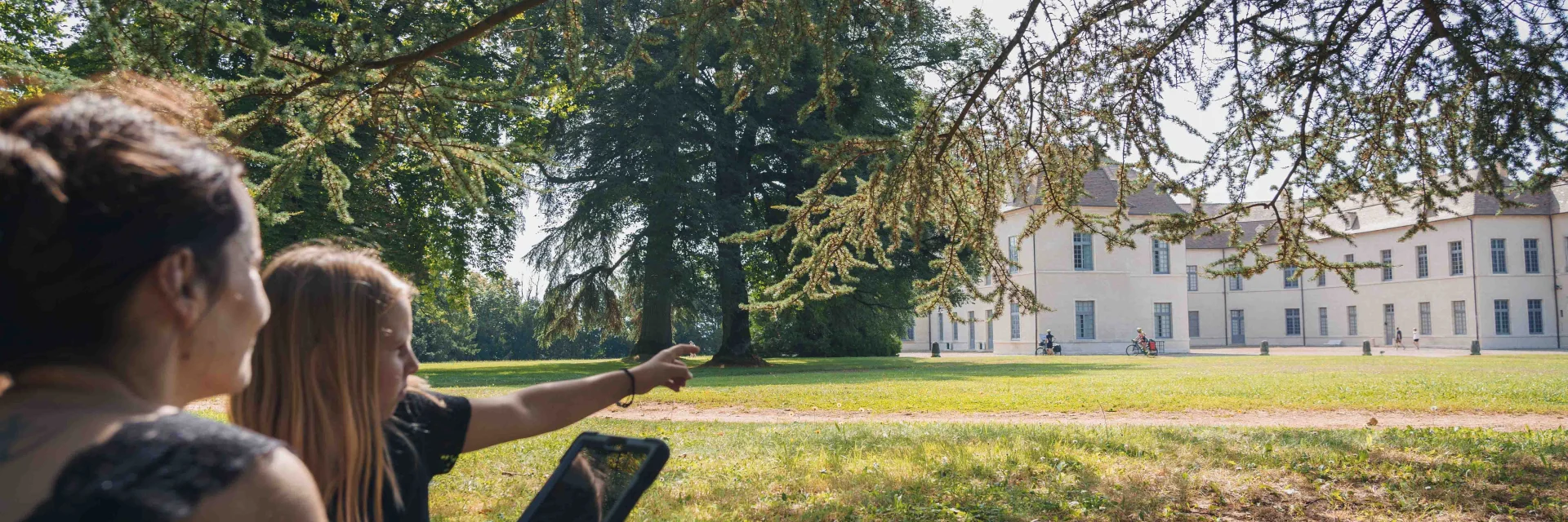 Une famille est dans le parc du château de Ray-sur-Saône. Il découvre les lieux grâce au Jeu Sigéric - Vesoul - Val de Saône