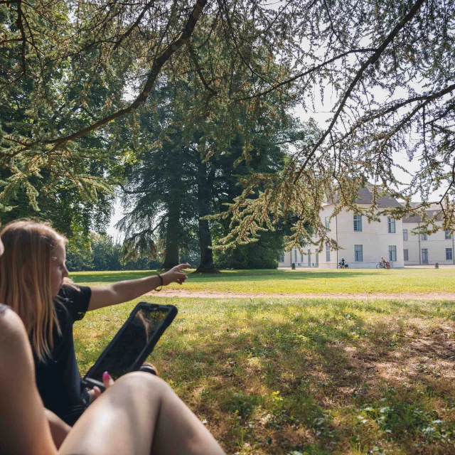 Une famille est dans le parc du château de Ray-sur-Saône. Il découvre les lieux grâce au Jeu Sigéric - Vesoul - Val de Saône