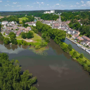 Carte Postale Ancienne - Lure : La Sous-Préfecture Et Le Lac De Lafont (Haute-Saône)