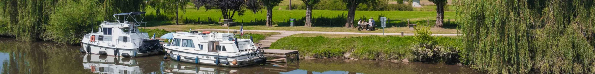 Bateaux sur la Saône, au bord du chemin de halage, à Port-sur-Saône, une famille déjeune - Vesoul - Val de Saône