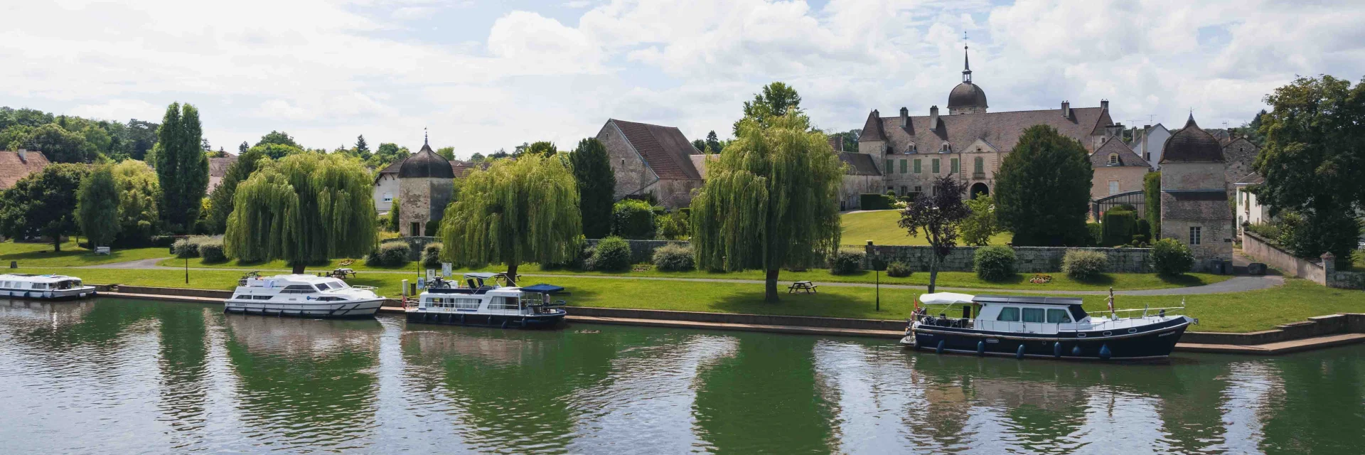 Vue aérienne de la halte fluviale de Mantoche, où sont garés En fond, nous voyons le village de Mantoche avec de belles bâtisses en pierre - Vesoul - Val de Saône