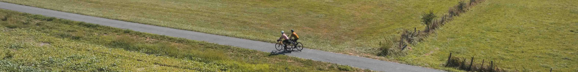 Cyclistes vue du ciel qui sont sur la Trace du Courlis qui permet de faire la liaison entre V50 et EV6 - Vesoul - Val de Saône