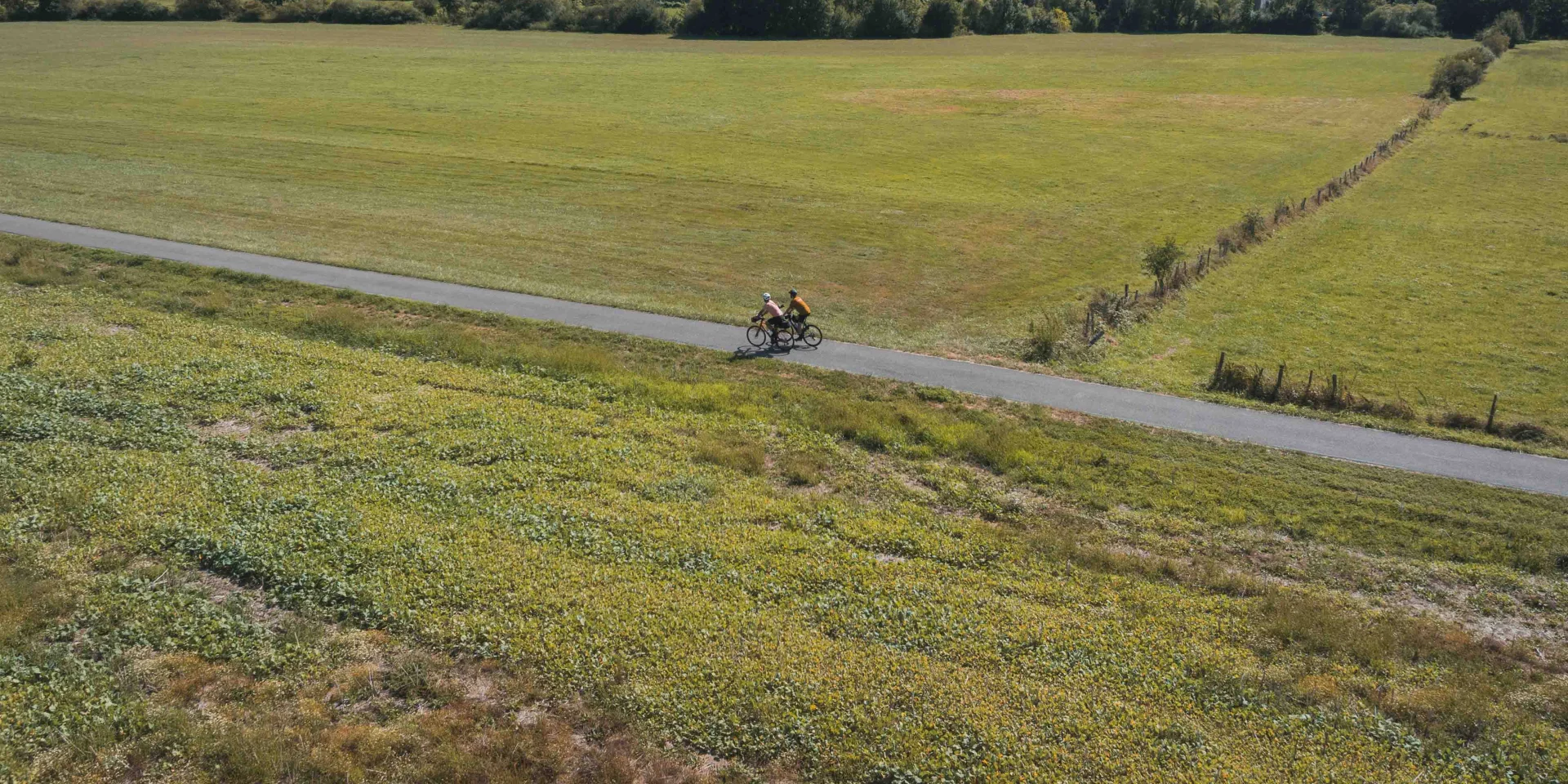 Cyclistes vue du ciel qui sont sur la Trace du Courlis qui permet de faire la liaison entre V50 et EV6 - Vesoul - Val de Saône