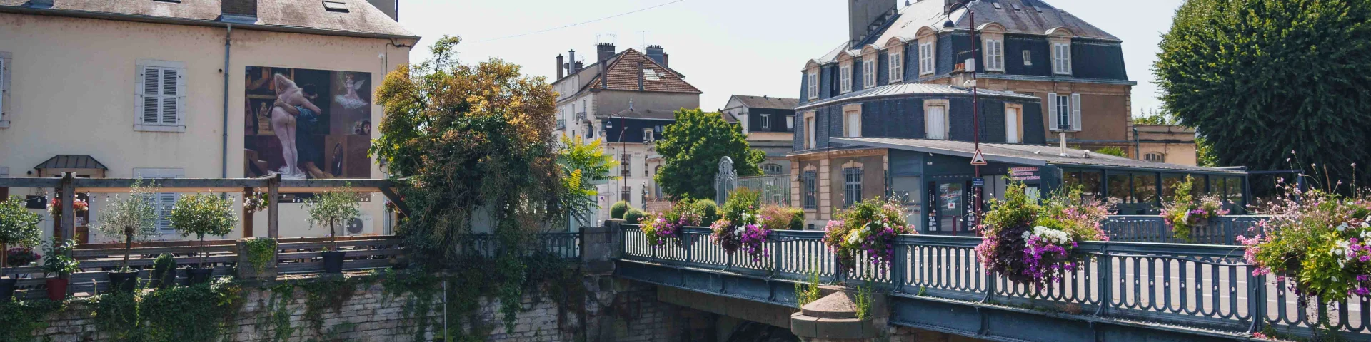 Centre-ville de Vesoul, où l'on retrouve le pont qui surplombe le Durgeon - On retrouve une œuvre de street art sur la façade du restaurant la femme du boulanger Vesoul - Val de Saône