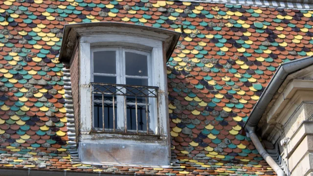 Toiture avec tuiles vernissées de l'Hôtel de ville de Vauvillers - Cité de caractère - Vosges du Sud