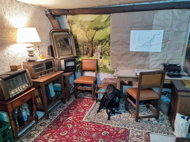 Vue de la pièce aux meubles anciens, lieu de départ de l'escape game à Faucogney-et-la-Mer, qui se poursuit dans les rues et dans la nature environnante - Plateau des 1000 Étangs - Vosges du Sud