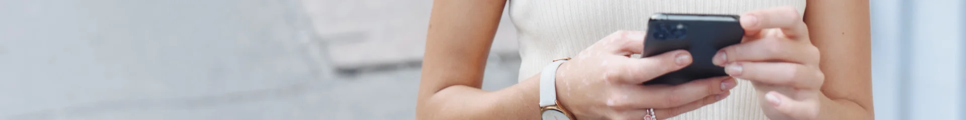 Une femme consulte une application sur son smartphone