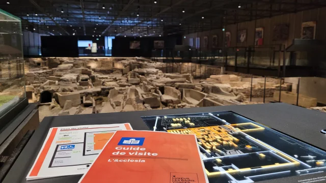 Vue sur l'intérieur de l'Ecclesia à Luxeuil-les-Bains, avec un zoom sur les documents FALC réalisés pour l'obtention du label Tourisme et Handicap