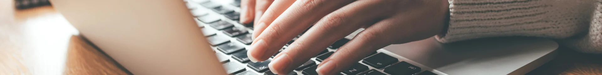 Vue sur une personne travaillant sur un PC - outils digitaux