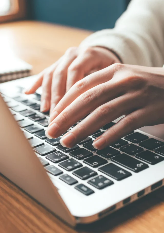 Vue sur une personne travaillant sur un PC - outils digitaux