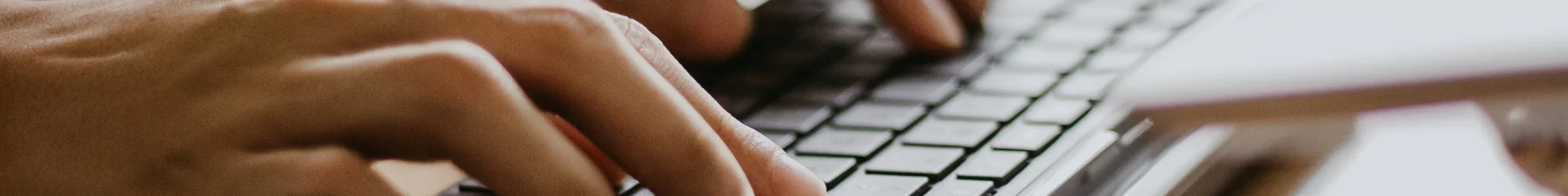 Vue sur une personne travaillant sur un PC - outils digitaux
