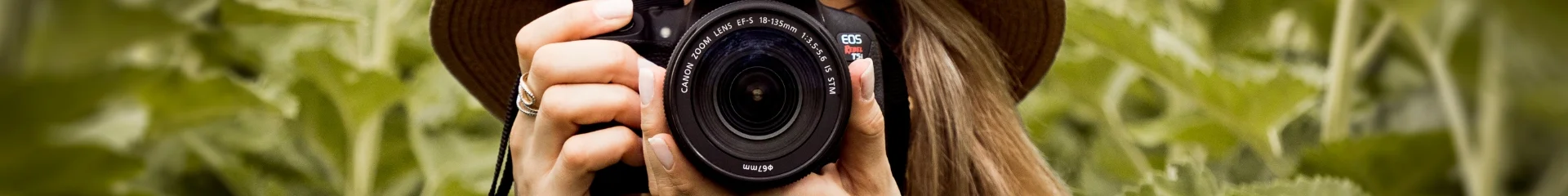 Une femme prend une photo en pleine nature