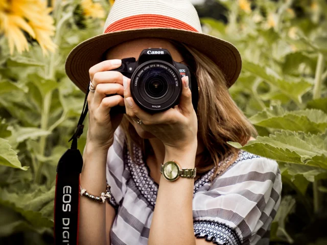 Une femme prend une photo en pleine nature