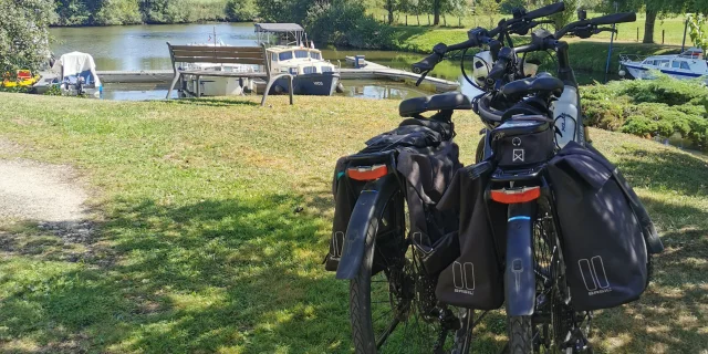 Vue sur deux vélos en bord de Saône