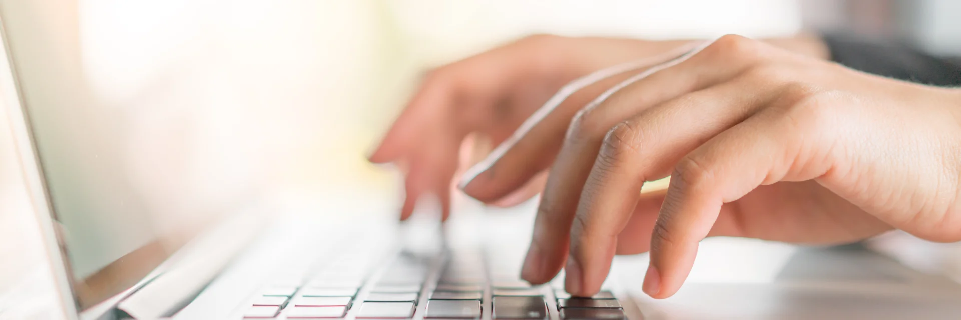 Vue sur une femme travaillant sur un PC - Boîte à outils