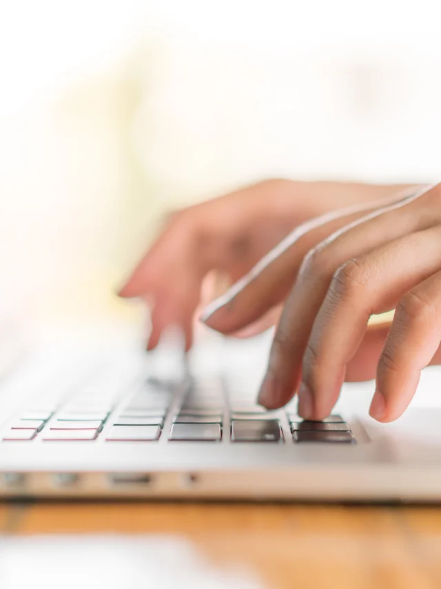 Vue sur une femme travaillant sur un PC - Boîte à outils