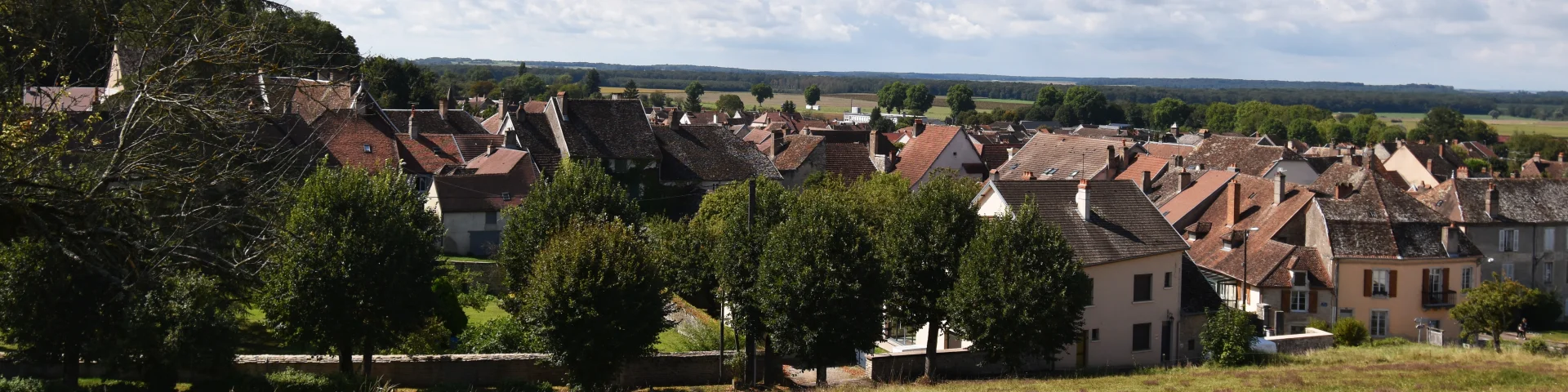 Vue d'ensemble sur la partie basse de la commune de Gy en Haute-Saône, entourée de prairies et de forêts - Monts de Gy, Vallée de l'Ognon