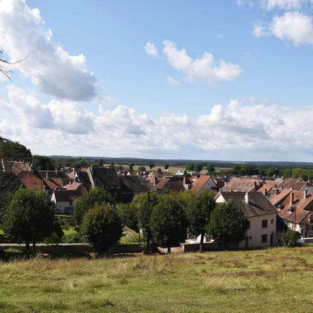 Vue d'ensemble sur la partie basse de la commune de Gy en Haute-Saône, entourée de prairies et de forêts - Monts de Gy, Vallée de l'Ognon