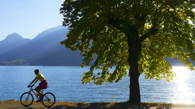 Annecy vélo piste cyclable à Angon