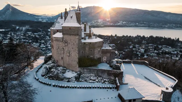Château de Menthon-Saint-Bernard sous la neige