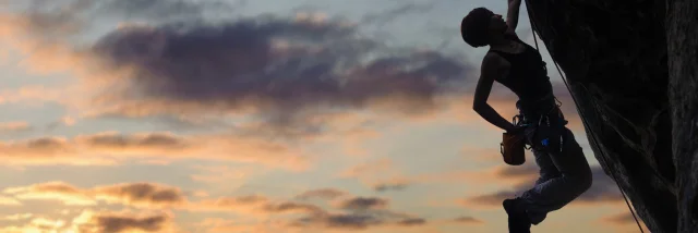 Escalade au couché du soleil
