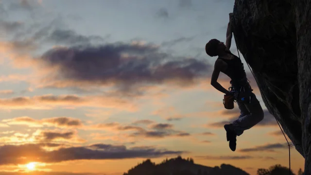 Escalade au couché du soleil