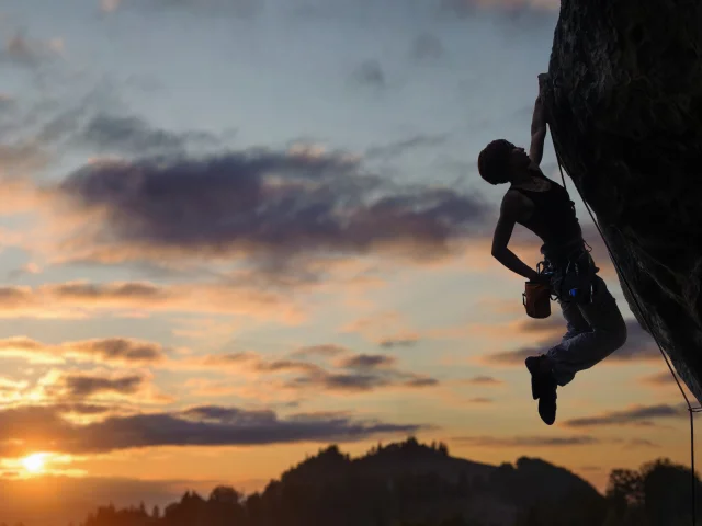 Escalade au couché du soleil