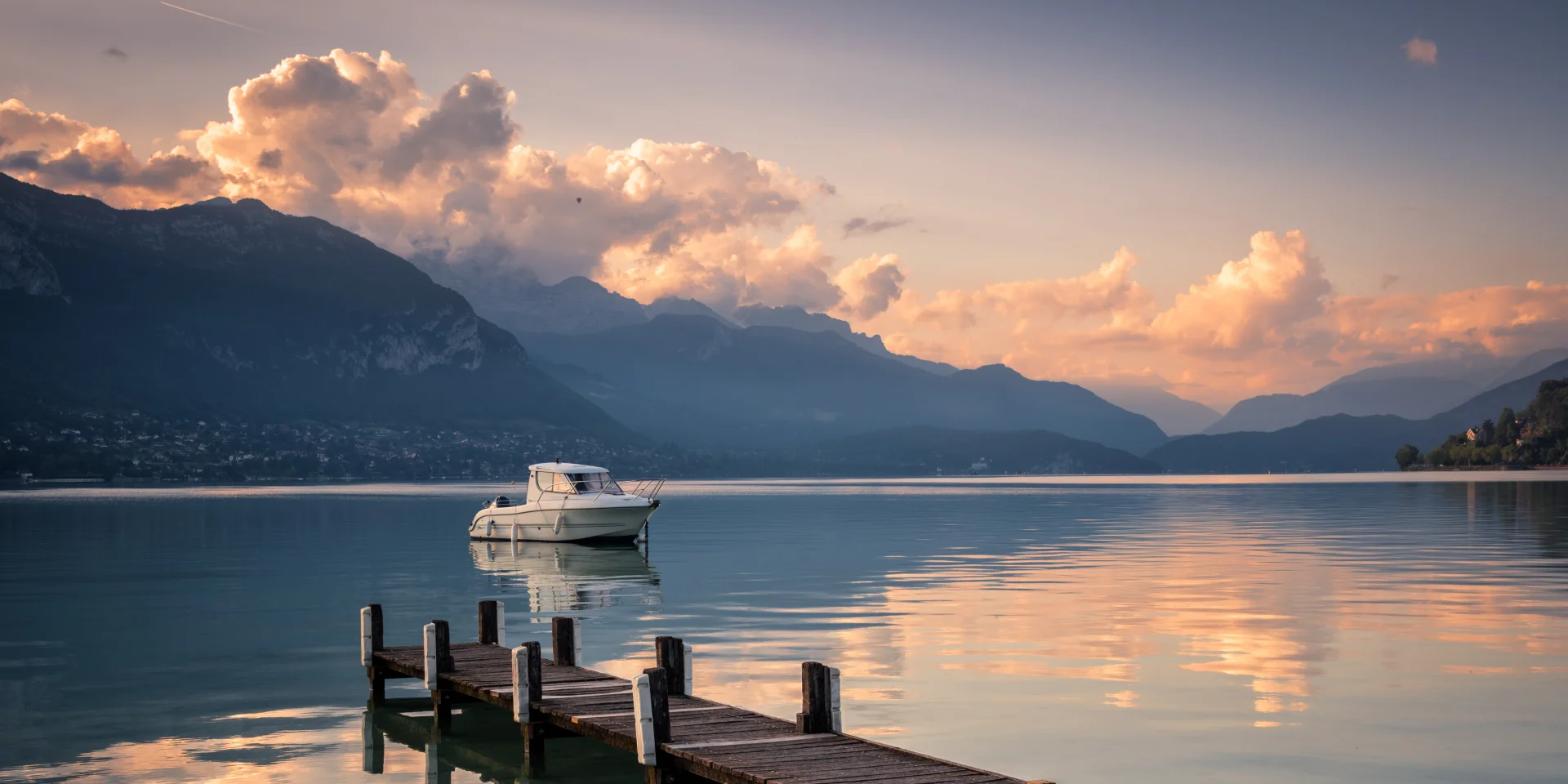 Bateau sur le lac d'Annecy