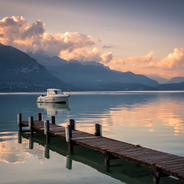 Bateau sur le lac d'Annecy