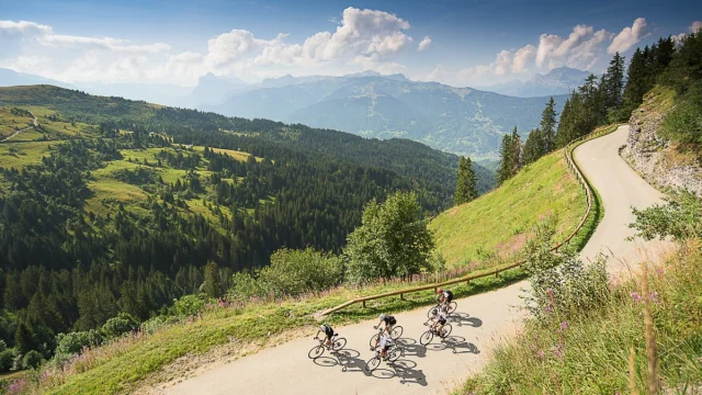 Vélo sur la route de Joux Plane