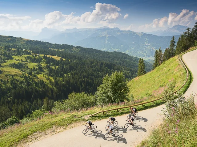 Vélo sur la route de Joux Plane