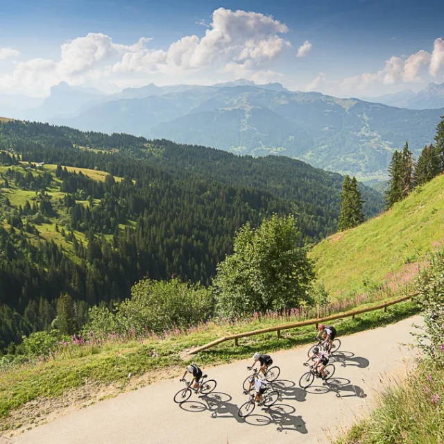 Vélo sur la route de Joux Plane