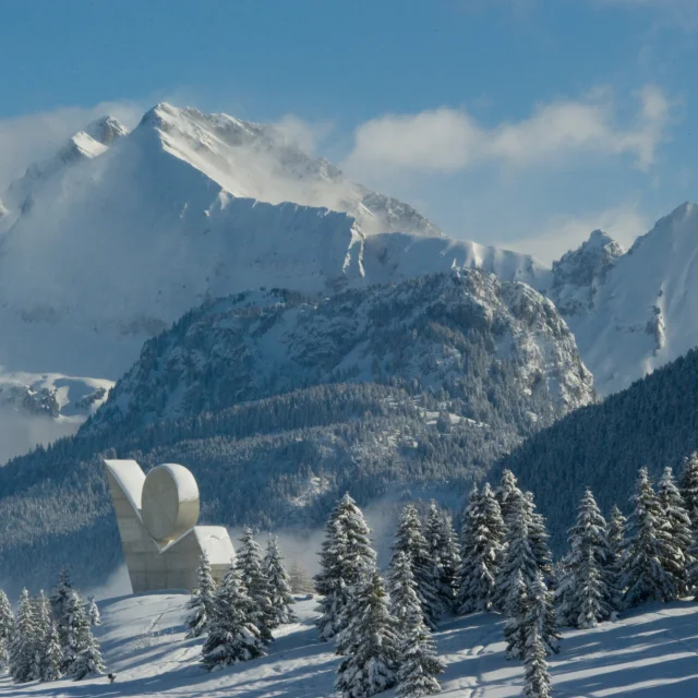 vue du plateau des Glieres et du Monument National a la Resistance