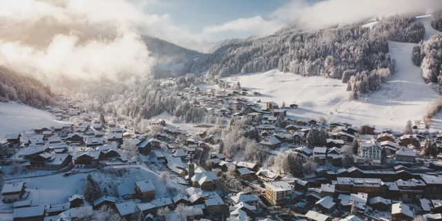 Uitzicht op het sneeuwdorp Morzine