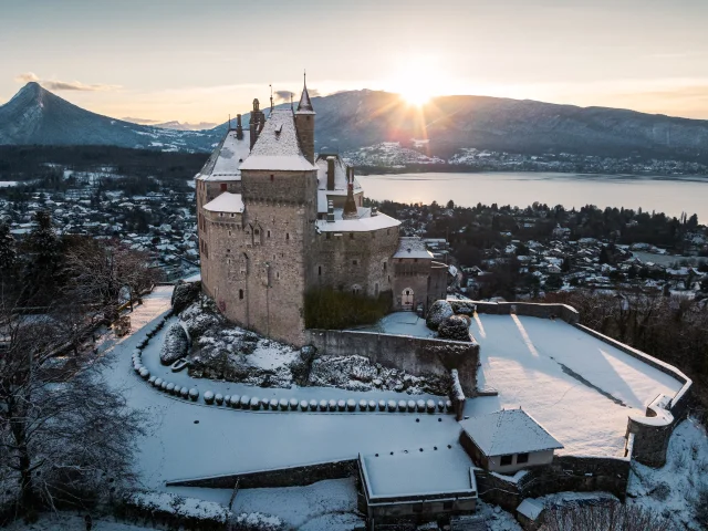Château de Menthon-Saint-Bernard sous la neige